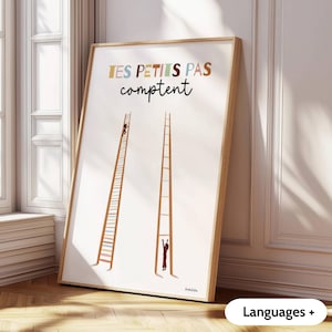 Könnte beinhalten: Ein gerahmtes vertikales Poster mit dem französischen Text "TES PETITS PAS comptent" in mehrfarbiger und schwarzer Schrift. Die Illustration zeigt zwei hohe Holzleitern, wobei eine kleine Figur eine Leiter erklimmt und eine andere Figur am Fuß der zweiten Leiter nach oben greift.