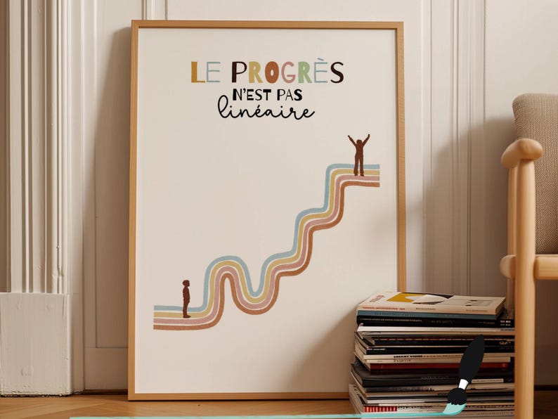 Illustration douce et colorée. Titre : "Le progrès n’est pas linéaire". Une courbe ondulée pastel. En bas, un petit garçon commence son chemin. En haut, un autre atteint un sommet. Le parcours est sinueux, mais porteur d’espoir. Affiche présentée dans cadre en bois posé au sol. A côté d'une pile de livres.