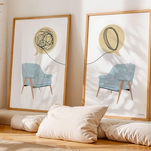 Può includere: Due stampe artistiche incorniciate. Ognuna presenta un'illustrazione di poltrona azzurra sotto una nuvoletta gialla. Una nuvoletta contiene una linea nera aggrovigliata, l'altra un cerchio pulito. Le cornici sono in legno chiaro e lo sfondo è bianco.