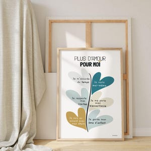 Affiche dans un cadre en bois, posée devant un autre cadre retourné. À côté, de jolis rideaux en lin gris apportent une touche douce et élégante. L’ensemble est simple, apaisant et bien agencé.