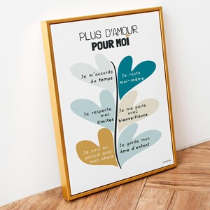 Affiche encadrée dans un grand cadre doré, posée au sol et appuyée contre un mur. Vue en gros plan et de biais, l’image révèle les reflets dorés du cadre et la texture du mur et du sol créant une ambiance élégante.