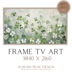 Könnte beinhalten: Ein gerahmtes Gemälde eines Feldes mit grünen vierblättrigen Kleeblättern und weißen Blüten. Das Gemälde ist in einem hellen Holzrahmen. Der Text "FRAME TV ART 3840 X 2160 AUBURN ROW DESIGN" ist unter dem Gemälde gedruckt.
