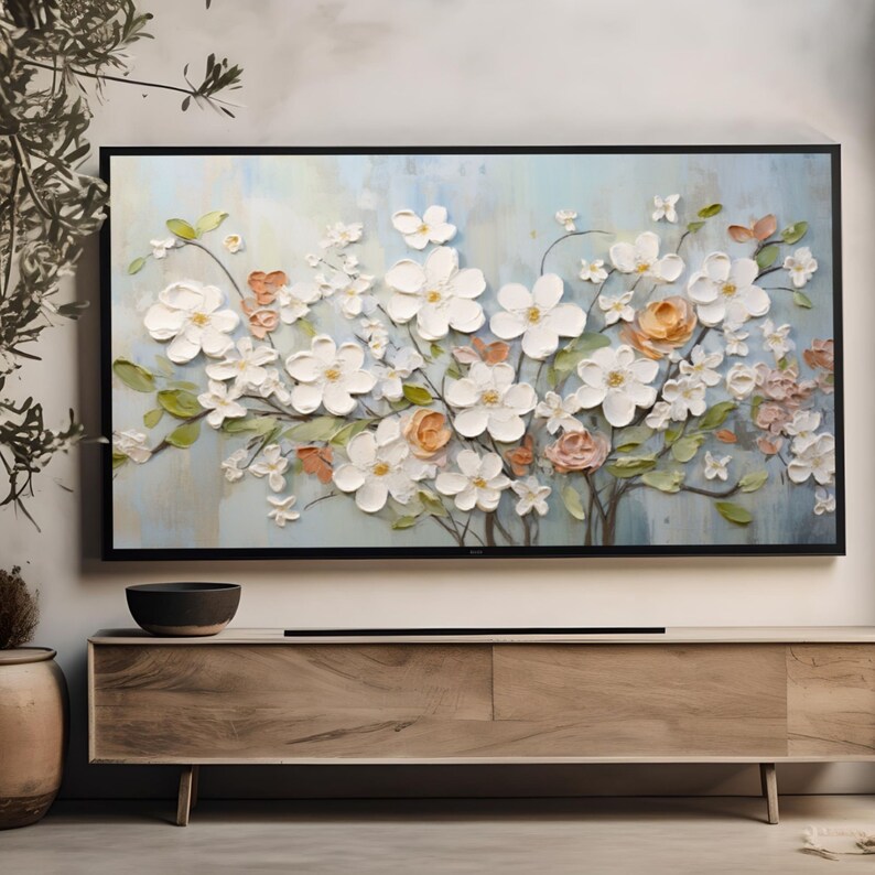 Pu&ograve; includere: Un dipinto di fiori bianchi con accenti pesca su uno sfondo blu chiaro. I fiori sono dipinti in uno stile testurizzato, dando al dipinto un effetto 3D.