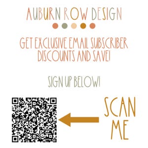 Peut inclure: Fond blanc avec du texte de diff&eacute;rentes couleurs. Le texte indique "AUBURN ROW DESIGN", "GET EXCLUSIVE EMAIL SUBSCRIBER DISCOUNTS AND SAVE!" et "SIGN UP BELOW!". Un code QR et les mots "SCAN ME" sont &eacute;galement pr&eacute;sents.
