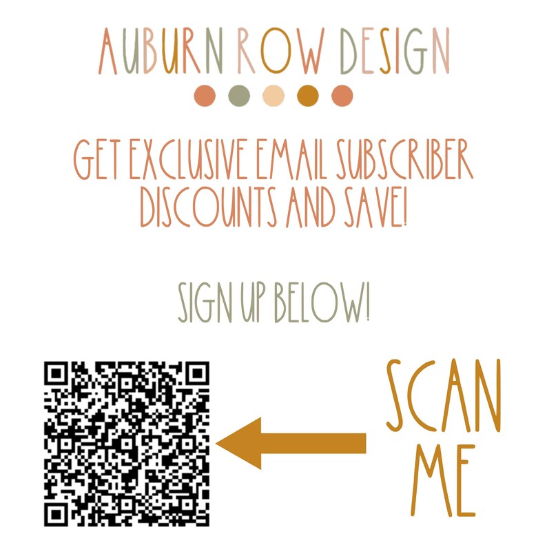 Peut inclure: Fond blanc avec du texte de diff&eacute;rentes couleurs. Le texte indique "AUBURN ROW DESIGN", "GET EXCLUSIVE EMAIL SUBSCRIBER DISCOUNTS AND SAVE!" et "SIGN UP BELOW!". Un code QR et les mots "SCAN ME" sont &eacute;galement pr&eacute;sents.