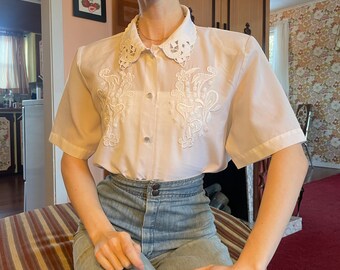 Jaren '70 Twee cottage core geborduurde pure witte chiffon blouse met korte mouwen!