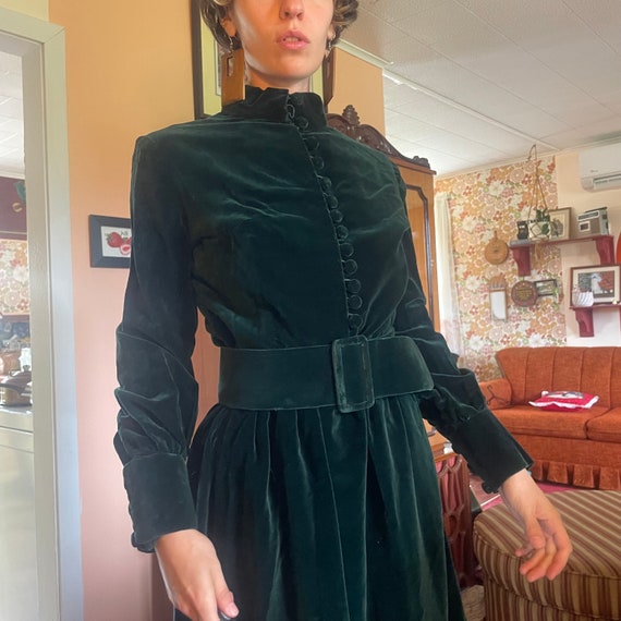 Edwardian Vintage 1960s 70s Replica Green Velvet Victorian Long Sleeve Mock Neck Button Up Belted House Dress!