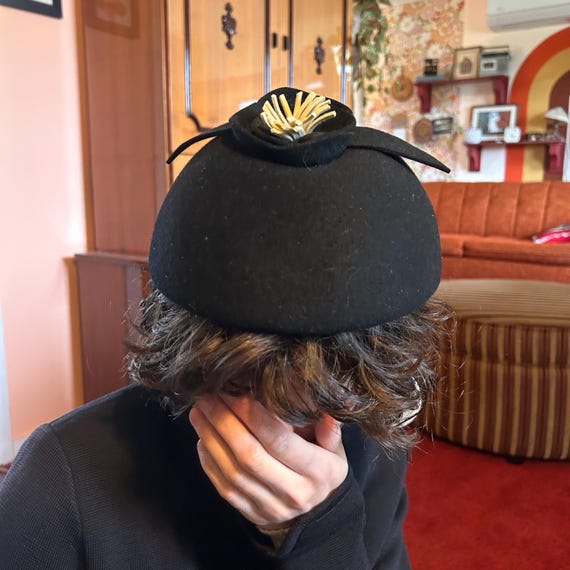 1960s Pilbox Beret Fascinator Black Felt Flower Hat of  display picture 2