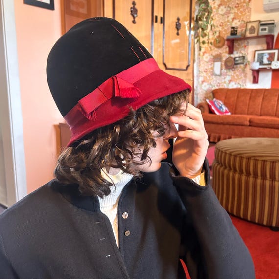 1950s Red and Black Velvet Brimmed Cloche Embroidered Hat  display picture 3