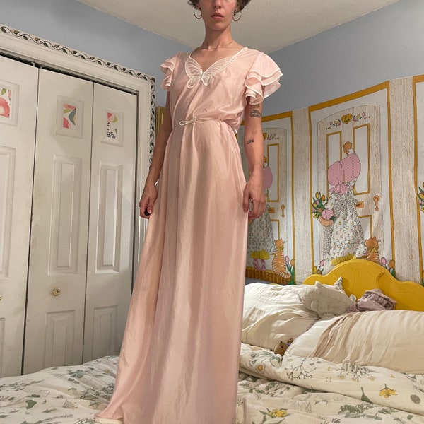 XS Petite robe de nuit rose pleine longueur en dentelle brodée papillon des années 1970 avec une taille nouée !