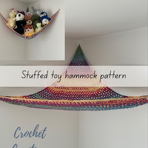 Könnte beinhalten: Ein regenbogenfarbener Häkel-Spielzeug-Hängematte, die in einer Ecke eines Raumes hängt. Die Hängematte ist aus verschiedenen Farben gefertigt, darunter Rot, Orange, Gelb, Grün, Blau und Lila. Der Text "Stuffed toy hammock pattern" und "Crochet Creations By Grace" ist auf dem Bild zu sehen.