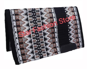 Puede incluir: Silla de montar negra y blanca con un patrón geométrico y una tira de cuero marrón. La silla de montar tiene un hilo plateado y dorado tejido en el diseño. "Star Fashion Store" está impreso en la silla de montar.
