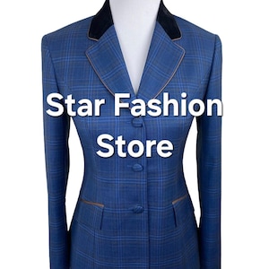 Pode incluir: Um blazer azul xadrez com gola de veludo preto e acabamento marrom. O blazer tem três botões e dois bolsos frontais. O texto "Star Fashion Store" é exibido na frente do blazer.