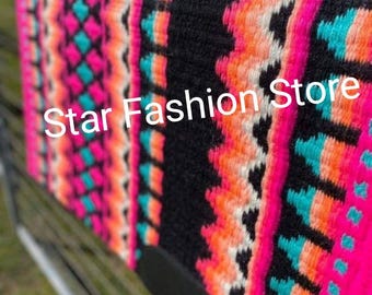 Op de afbeelding: Een kleurrijk zadeldek met een zwarte achtergrond en geometrische patronen in roze, oranje en turquoise. Het deken heeft de tekst "Star Fashion Store" erop gedrukt.