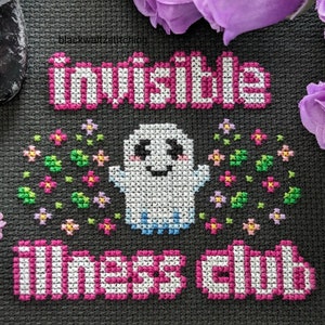 Puede incluir: Dise&ntilde;o de punto de cruz sobre tela negra con las palabras "Invisible Illness Club" en rosa y blanco. Un fantasma sonriente est&aacute; rodeado de flores coloridas. La palabra "invisible" est&aacute; en la parte superior.