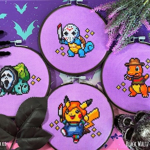 Puede incluir: Cuatro bastidores de bordado circulares con diseños de punto de cruz en pixel art sobre tela morada. Los diseños muestran cuatro criaturas disfrazadas de personajes de películas de terror, incluyendo una máscara de hockey, una máscara de fantasma, un sombrero y un overol con un cuchillo.
