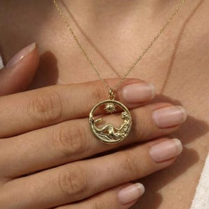 ゴールドマーメイドネックレス、天空の太陽と海のペンダント、神話のセイレーンジュエリー、彼女への航海ギフト、繊細なゴールドコインネックレス、オーシャンチャーム