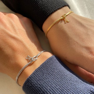 Benutzerdefinierte Initial Love Knot Armband, Schlangenkette Infinity Knot Armband, Zierliche Paare Initial Armband Set, handgemachte Paar Weihnachtsgeschenk