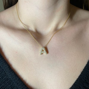 Colar com inicial de diamante em ouro 14K, pingente de letra em balão, colar delicado com nome de bolha, colar delicado com alfabeto, presente personalizado para ela