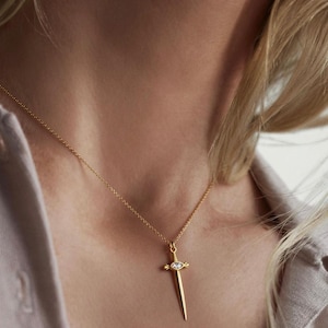Collier épée en or, pendentif poignard délicat avec pierre marquise, bijoux de guerrier minimalistes, breloque de protection gothique, cadeau de lame fantastique