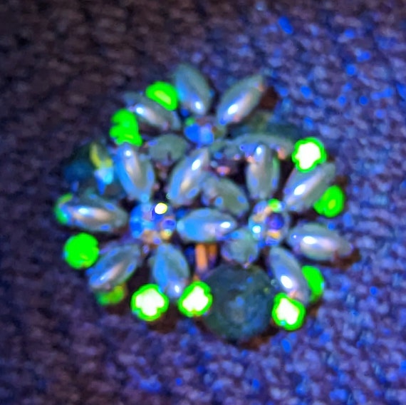 Beautiful uranium glass vintage brooch - image 4