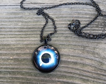 Collier éclipse : amoureux du soleil et de la lune