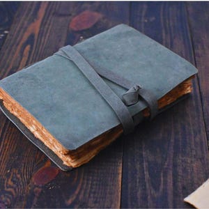 Handmade Vintage Büttenrand Baumwollpapier Leder gebunden Journal Grünes Tagebuch Grimoire Journals Buch der Zauberei Weihnachtsgeschenk 200 Seiten 125GSM
