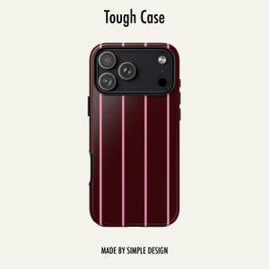 Può includere: Custodia per telefono bordeaux con strisce rosa verticali. La custodia ha un modulo fotocamera nero e il testo "Tough Case" in alto. La parte inferiore della custodia riporta la scritta "MADE BY SIMPLE DESIGN".