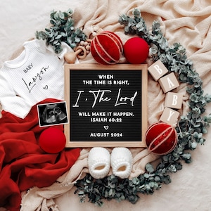 Puede incluir: Un body blanco con el texto "BABY Lawson" en escritura negra. Un tablero de letras negro con el texto "WHEN THE TIME IS RIGHT, I. The Lord WILL MAKE IT HAPPEN. ISAIAH 60:22 ♡ AUGUST 2024". Una pequeña imagen de ultrasonido está al lado del tablero de letras. Hay adornos rojos y blancos y bloques de madera con la palabra "BABY" en ellos.