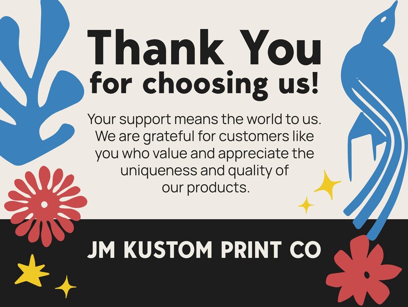 Może przedstawiać: Projekt graficzny z czarnym tekstem "Thank You for choosing us!". Projekt zawiera niebieskie i czerwone kształty kwiatowe, niebieskiego ptaka i ż&oacute;łte gwiazdy na czarnym i kremowym tle. Tekst "JM KUSTOM PRINT CO" znajduje się na dole.