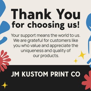 Może przedstawiać: Projekt graficzny z tekstem "Thank You for choosing us!" w kolorze czarnym. Projekt zawiera niebieskie i czerwone kwiatowe i abstrakcyjne kształty oraz tekst "JM Kustom Print Co."