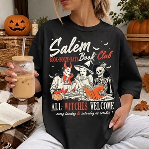 Halloween Book Club Shirt, Salem Book Club Tee, Spooky Book Lover Shirt, Witch Book Club Shirt, Booktok Fall Shirt, Cozy Reader Tee Schwarz