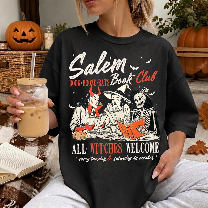 Halloween Book Club Shirt, Salem Book Club Tee, Spooky Book Lover Shirt, Witch Book Club Shirt, Booktok Fall Shirt, Cozy Reader Tee Schwarz