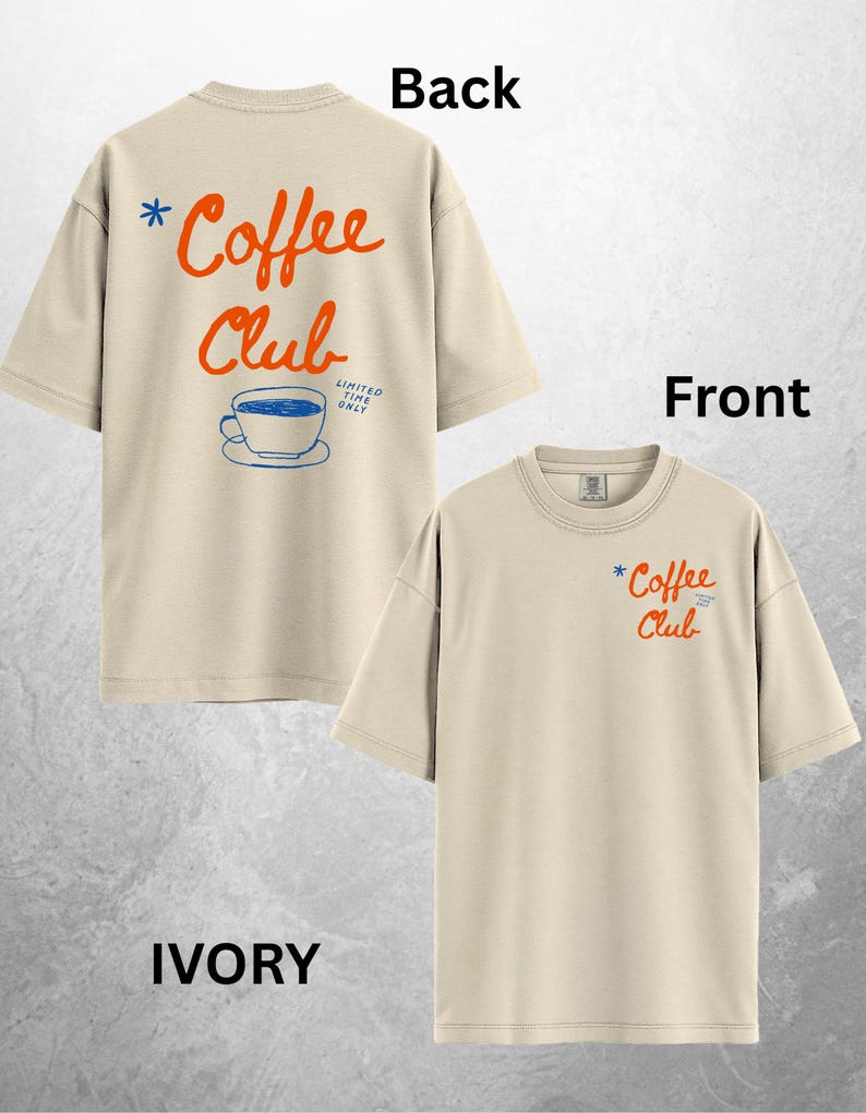 Może przedstawiać: Kremowe koszulki z napisem "Coffee Club" w pomarańczowym skrypcie z przodu i z tyłu. Z tyłu znajduje się niebieska grafika filiżanki do kawy oraz napis "Limited Time Only". Koszulki mają luźny kr&oacute;j.