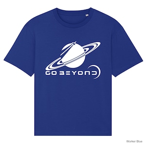 Op de afbeelding: Een koninklijk blauw t-shirt met een witte afbeelding van een planeet met ringen en een raket. De tekst "GO BEYOND" is onder de afbeelding gedrukt.