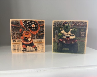 Mascotas deportivas de Filadelfia - Philly Phanatic y Gritty - Letrero/Expositor para estante