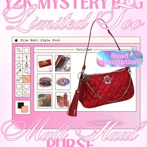 Puede incluir: Bolso rojo acolchado con una correa de cadena plateada y una borla. La imagen incluye el texto "Y2K MYSTERY BAG Limited Too Mall Haul PURSE" y una interfaz digital con imágenes de productos.