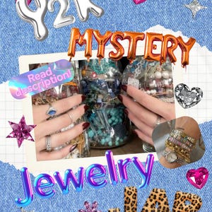 Könnte beinhalten: Eine Collage mit den Worten "Mystery Jewelry Jar" vor einem Jeanshintergrund. Das Bild zeigt Gläser voller Schmuck, funkelnde Akzente und den Text "Read description!" Das Gesamtthema ist ein Mystery-Schmuckverkauf.