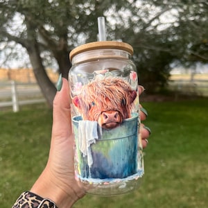 Highland Cow Glass Can - 16oz  - Bamboo lid with clear plastic straw.