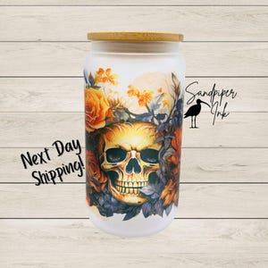 ハロウィン スカル フロスト ガラス 缶 - 16 オンスまたは 20 オンス - 竹の蓋と透明プラスチック ストロー。ハロウィン カップ、ハロウィン ギフト、ハロウィン グラス