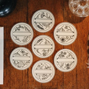 Set mit 7 leeren runden Etiketten mit weißem Hintergrund für Gläser