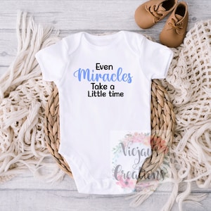 Even Miracles nehmen sich ein wenig Zeit | Babykleidung | Wunderbaby