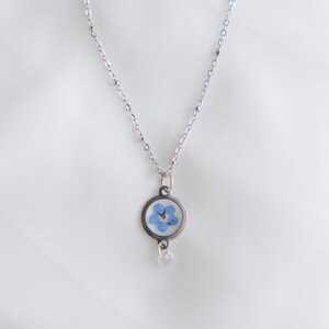 Silver synthetic resin chain with forget-me-not flower and quartz stone