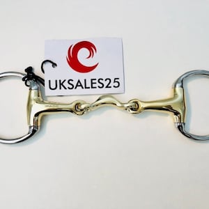 Op de afbeelding: Een vergolden snaffle bit met een enkelvoudig, gewricht mondstuk en twee D-ringen. Het bit is gemaakt van roestvrij staal en heeft een gepolijste afwerking.