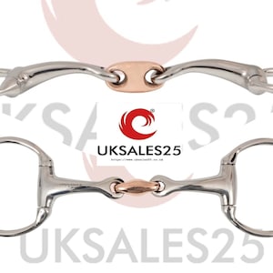Op de afbeelding: Een zilveren en roségouden paardenbit met een losse ring aan het ene uiteinde en een D-ring aan het andere. Het bit heeft een klein, rond, roségouden mondstuk.