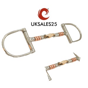 Op de afbeelding: Een zilveren en koperen paardenbit met een D-ring mondstuk en een scharnierend middenstuk. Het bit is ontworpen voor gebruik met een paardenhoofdstel.