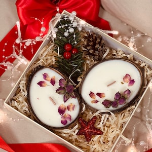 Organic candles in real coconut shell with wooden wick. Handmade soy wax candles. Lovely gift for Valentine&#39;s Day for her / for him. Flowers