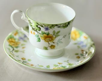 Mikasa Ensemble tasse à thé et soucoupe Hampshire en porcelaine tendre | tasse à thé florale vintage | Fleurs jaune bleu | Cottage anglais élégant