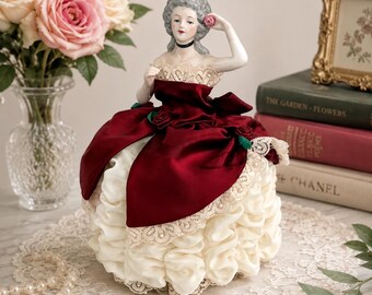 Figura de Lady Emma Hamilton de Goebel, 1985