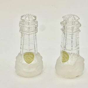 Può includere: Coppia di saliere e pepiere in vetro trasparente a forma di faro con basi bianche opache. Le saliere sono decorate con il testo "Full Lead Crystal" e "LENOX".